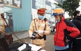 Cảnh sát giao thông đeo khẩu trang, găng tay, sát trùng máy đo nồng độ cồn